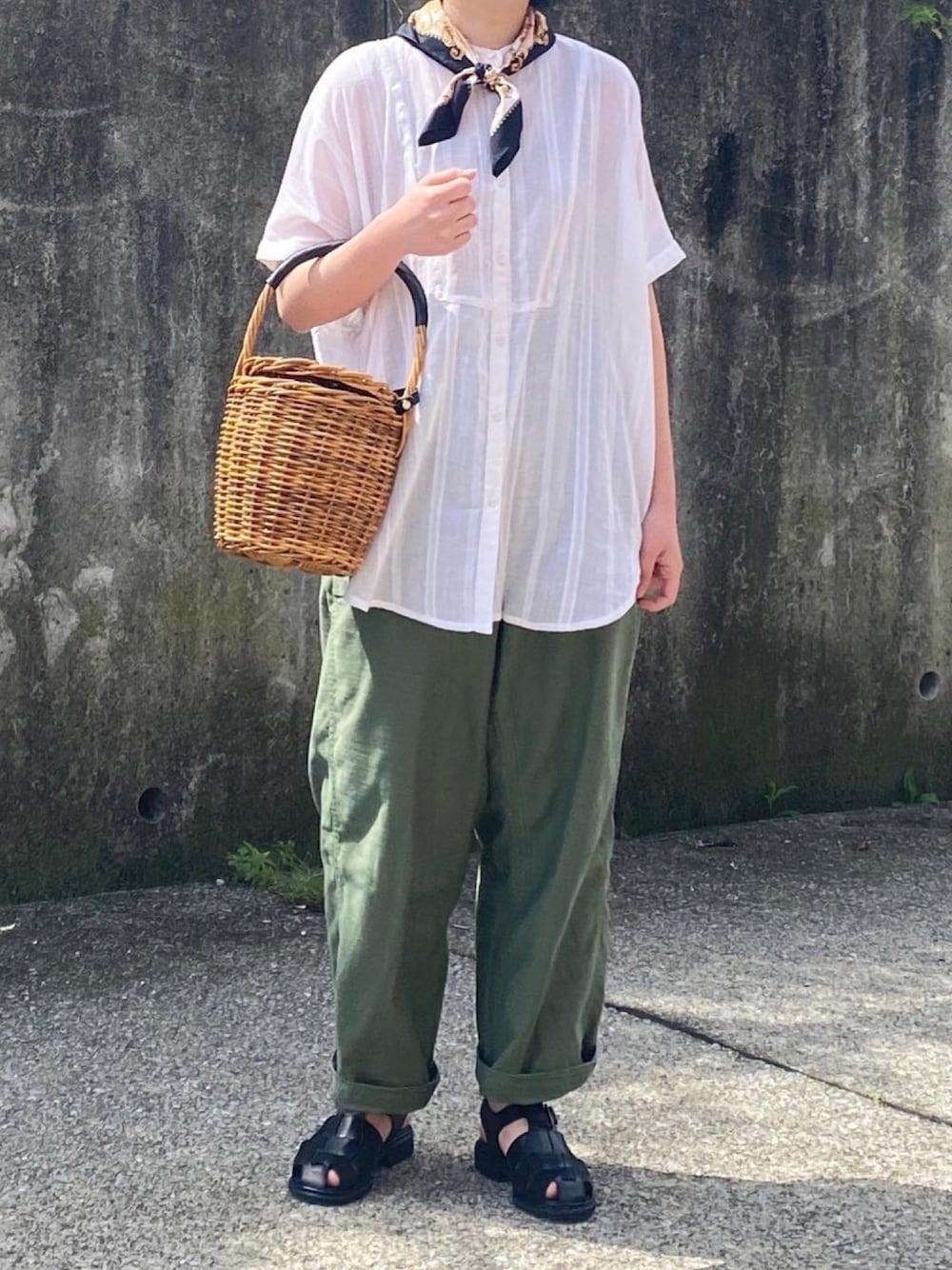 「休日スタイル、シンプル、春夏コーデ、スカーフ、バンドカラーシャツ、ラフコーデ、メンズライク、グルカサンダル、かごバッグ」｜「manana suerteのバンドカラー切替シャツ（シャツ/ブラウス、ホワイト系）」を使った、ともさん（レディース・153cm）の春コーディネートの1枚目の写真