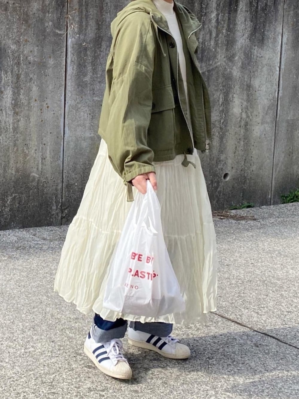 「はるコーデ、オトナカジュアル、ティアードワンピース、白スニーカー、デニムパンツ、レイヤードスタイル、低身長コーデ、春コーデ、アディダス」｜「LENOのアイテム（デニムパンツ、ブルー系）」を使った、ともさん（レディース・153cm）の冬コーディネートの1枚目の写真