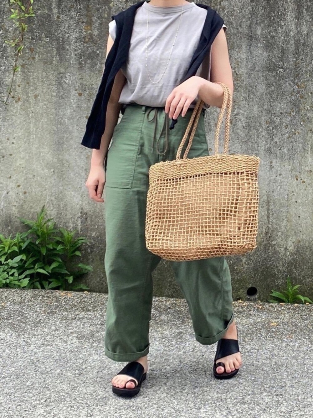 「大人コーデ、オトナ女子、オトナカジュアル、夏コーデ、パンツスタイル、かごバッグ、ユッタニューマン、雨の日コーデ、初夏コーデ」｜「handvaerkの【handvaerk】ボトルネック ノースリーブＴシャツ WOMEN（Tシャツ/カットソー、ベージュ系）」を使った、ともさん（レディース・153cm）の春コーディネートの1枚目の写真