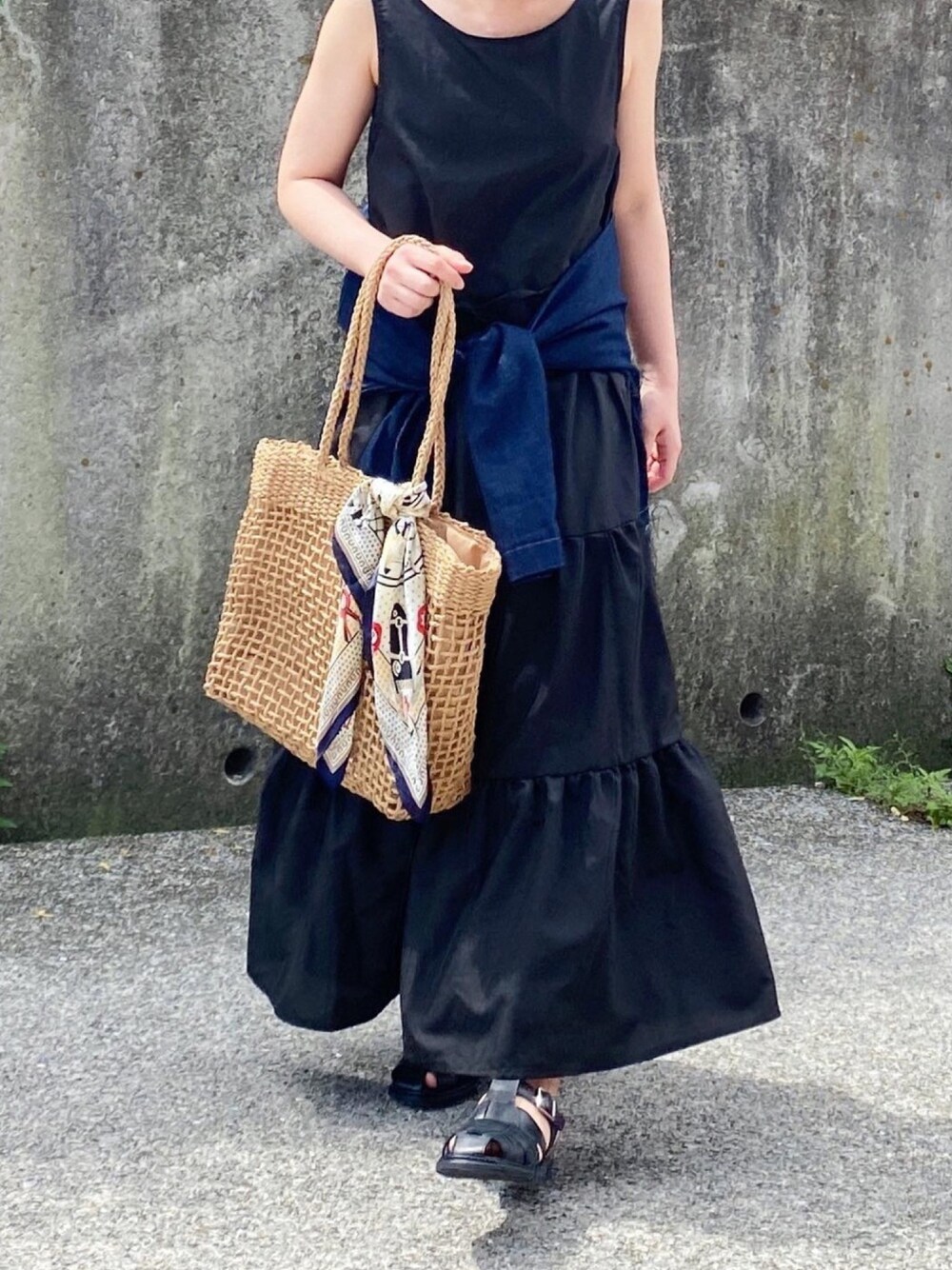 「春夏コーデ、リラックススタイル、大人カジュアル、夏、オトナカワイイ、ティアードワンピース、かごバッグ、グルカサンダル、スカーフアレンジ」｜「EMMA（EMMA CLOTHES）の【EMMA】3WAYフレンチスリーブティアードロングワンピース（ワンピース、ブラック系）」を使った、ともさん（レディース・153cm）の春コーディネートの1枚目の写真