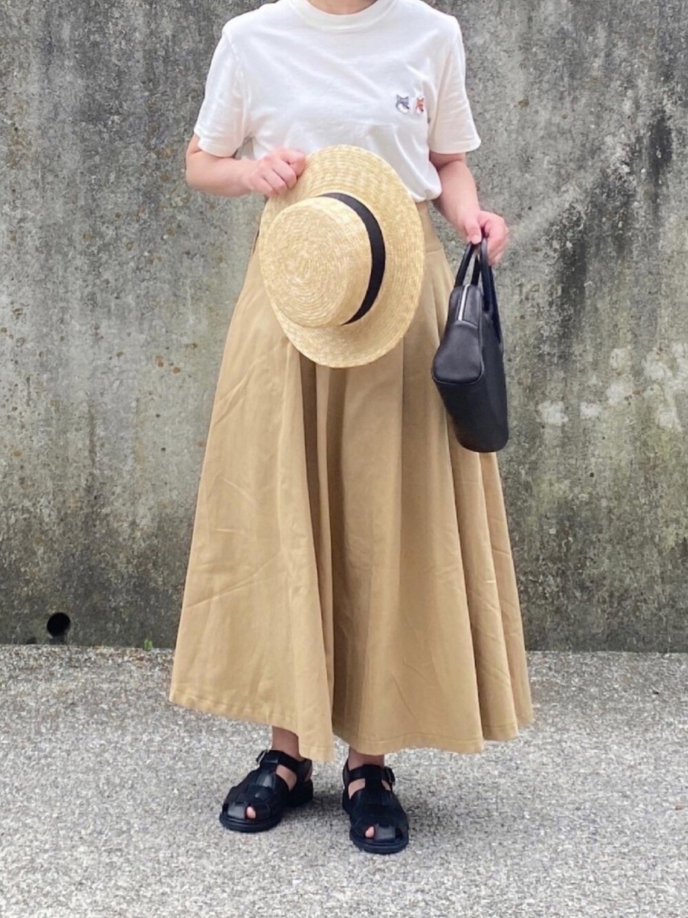 「これが私をアゲる服、Tシャツ、白Tシャツ、ロゴT、チノスカート、カンカン帽、グルカサンダル、夏コーデ、カジュアル」｜「Maison KitsuneのTEE-SHIRT DOUBLE FOX HEAD PATCH（Tシャツ/カットソー、ホワイト系）」を使った、ともさん（レディース・153cm）の春コーディネートの1枚目の写真
