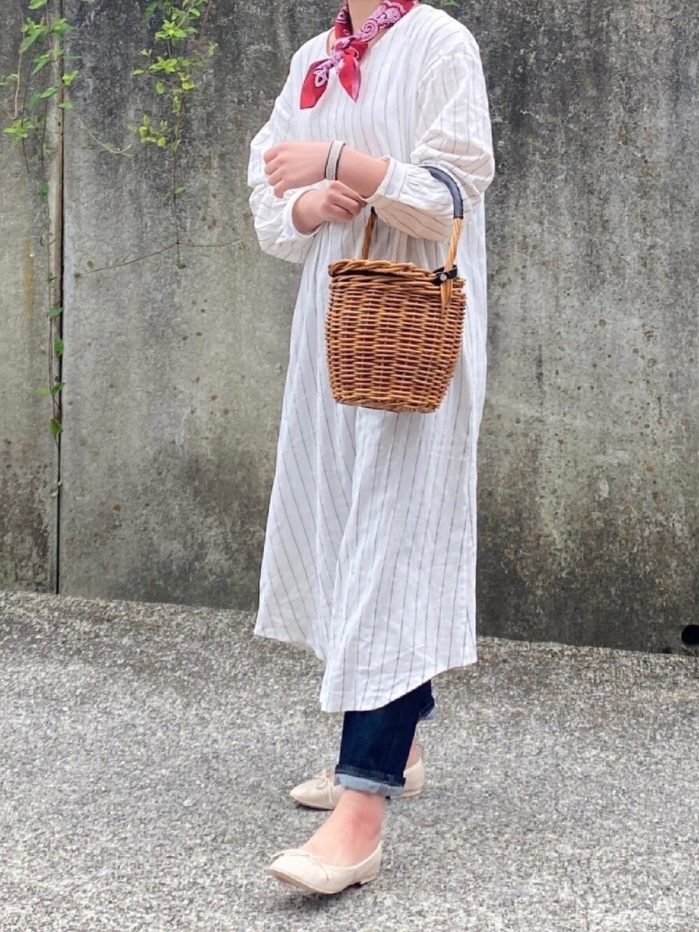 「これが私をアゲる服、オトナカジュアル、スカーフ、ストライプワンピース、シャツワンピ、デニムパンツ、バレエシューズ、かごバッグ、大人女子」｜「JOURNAL STANDARD relumeのRELUME 3WAYファーカゴバッグ#（かごバッグ、ベージュ系）」を使った、ともさん（レディース・153cm）の春コーディネートの1枚目の写真