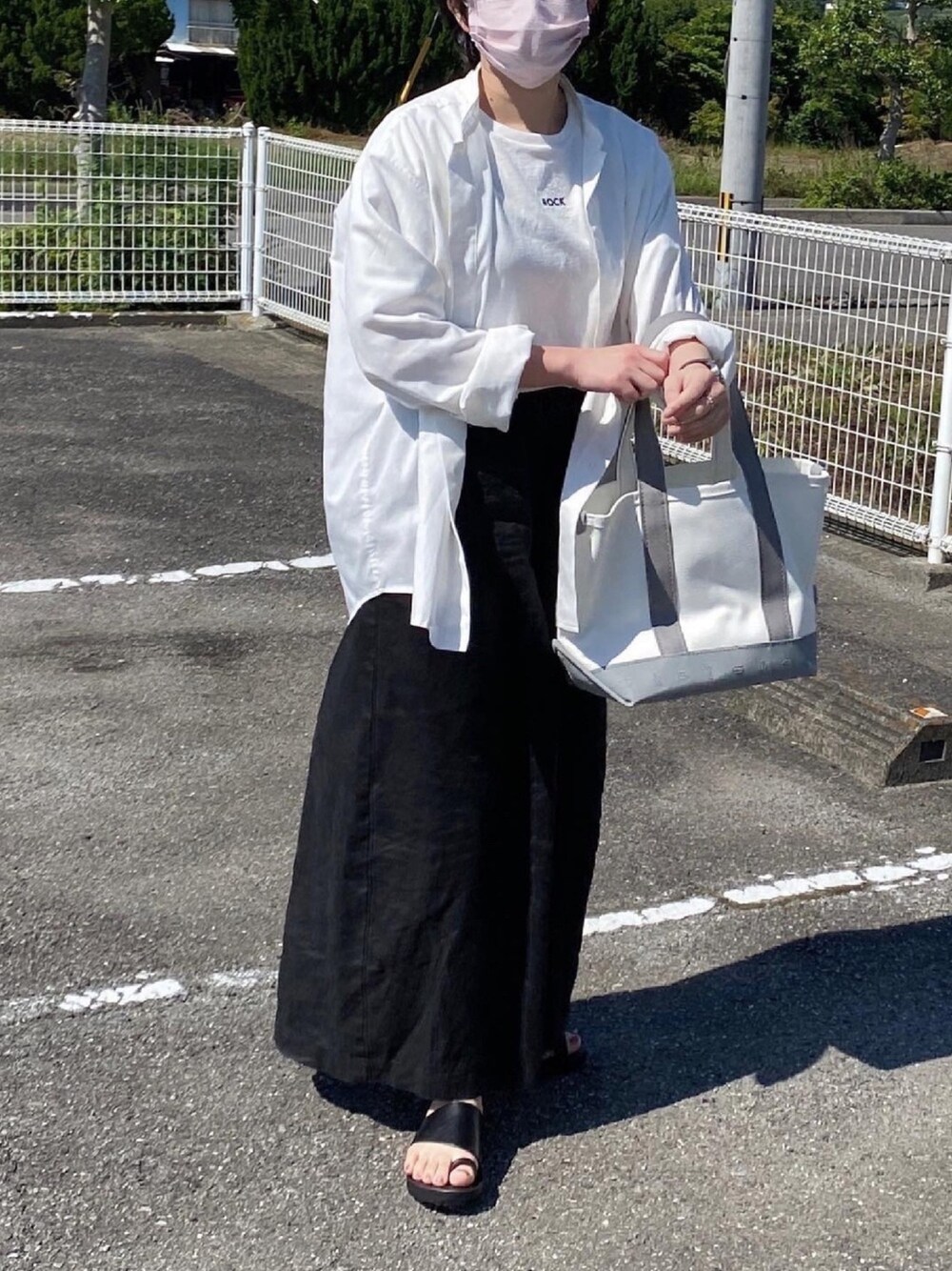 「これが私をアゲる服、夏コーデ、モノトーン、ロゴT、シャツスタイル、リネン、トートバッグ、ユッタニューマン、サンダル」｜「LENOのEMBROIDERY T-SHIRT（Tシャツ/カットソー、ホワイト系）」を使った、ともさん（レディース・153cm）の春コーディネートの1枚目の写真