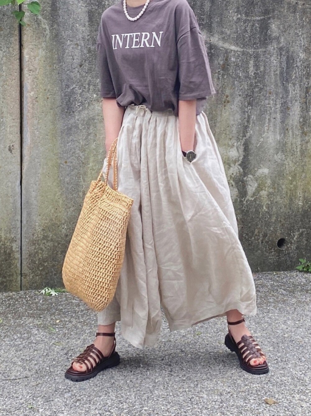 「夏、大人カジュアル、休日コーデ、リラックススタイル、サーカスパンツ、ロゴT、パールネックレス、グルカサンダル」｜「BEAUTY&YOUTH UNITED ARROWSのBY DRESS シンプルパールモチーフショートネックレス（ネックレス、ホワイト系）」を使った、ともさん（レディース・153cm）の夏コーディネートの1枚目の写真