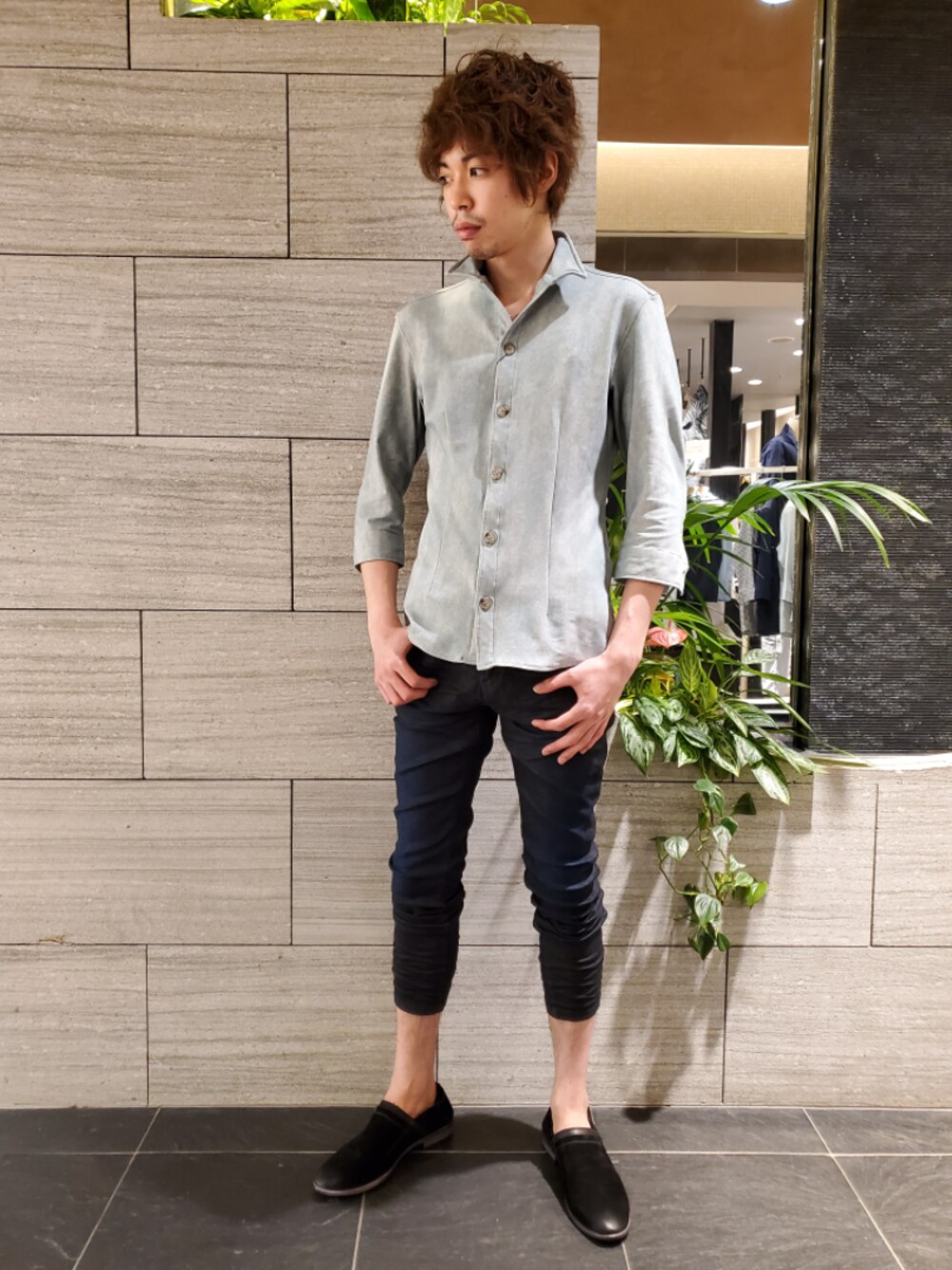 グリーン系のシャツ/ブラウス、ブルー系のその他パンツ、ブラック系のスリッポンを着用したメンズの夏コーディネートの1枚目の写真