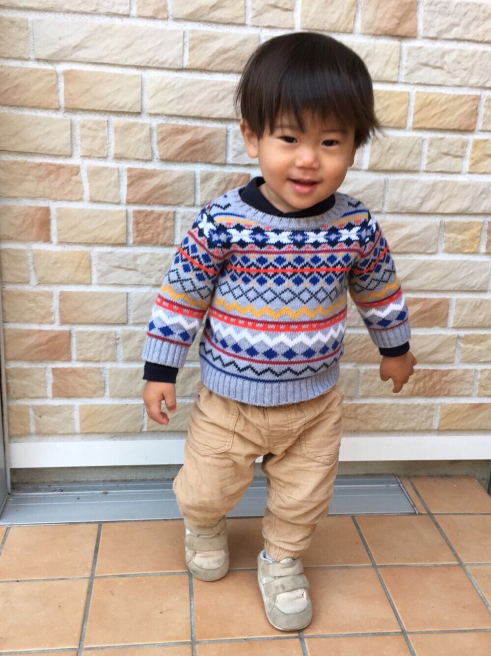 「キッズコーデ、１歳８ヶ月、柄ニット、コーデュロイパンツ、グレー×ベージュ、ジョガーパンツ、アシックス」｜「OLD NAVYのアイテム（ニット/セーター、グレー系）」を使った、tⅲ♥︎brothersさん（キッズ・70cm）の冬コーディネートの1枚目の写真