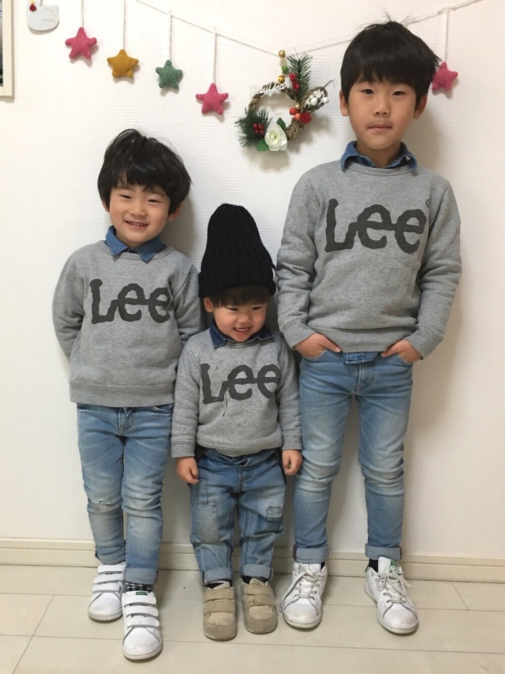 「キッズコーデ、三兄弟、お揃いコーデ、LEE、スウェット、デニデニコーデ、adidas、おとこのこ、スタンスミス」｜「LeeのLeeロゴ【裏起毛】　プルオーバー（スウェット、グレー系）」を使った、tⅲ♥︎brothersさん（キッズ・70cm）の冬コーディネートの1枚目の写真