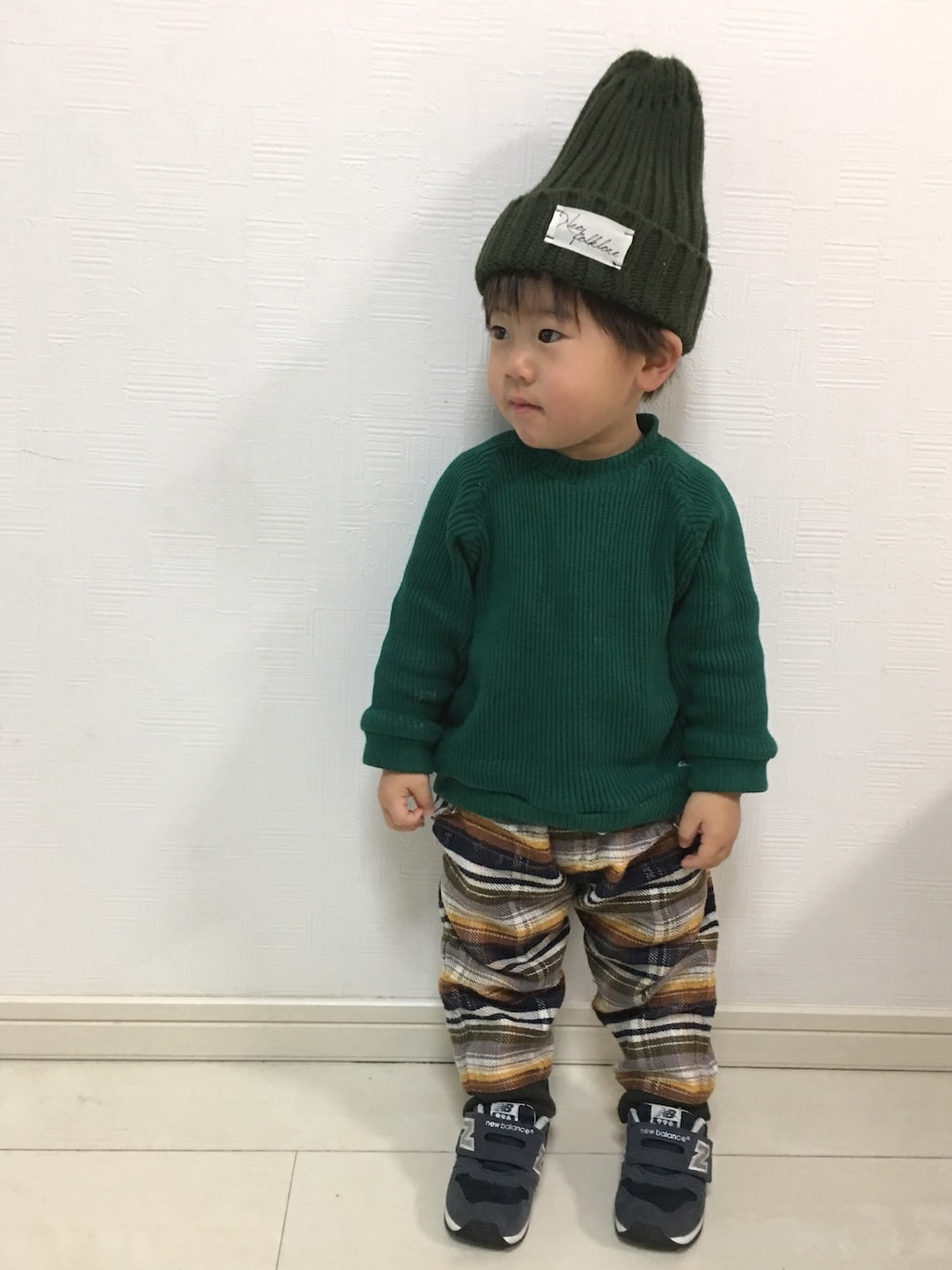 グリーン系のスウェット、ブルー系のその他パンツ、ブルー系のスニーカーを着用したキッズの冬コーディネートの1枚目の写真