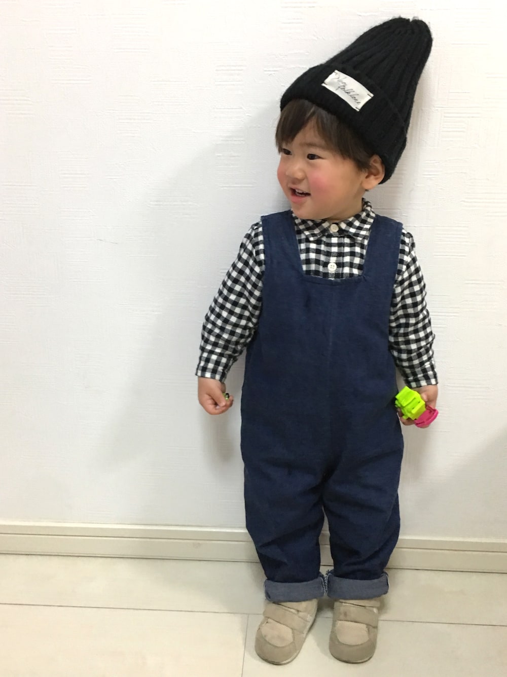 「キッズコーデ、ハンドメイド、サロペット、デニム、チェックシャツ、白黒、ニット帽、1歳10ヶ月、ハンドメイドピアス、フリンジピアス」｜「無印良品のアイテム（シャツ/ブラウス、ブラック系）」を使った、tⅲ♥︎brothersさん（キッズ・70cm）の冬コーディネートの1枚目の写真