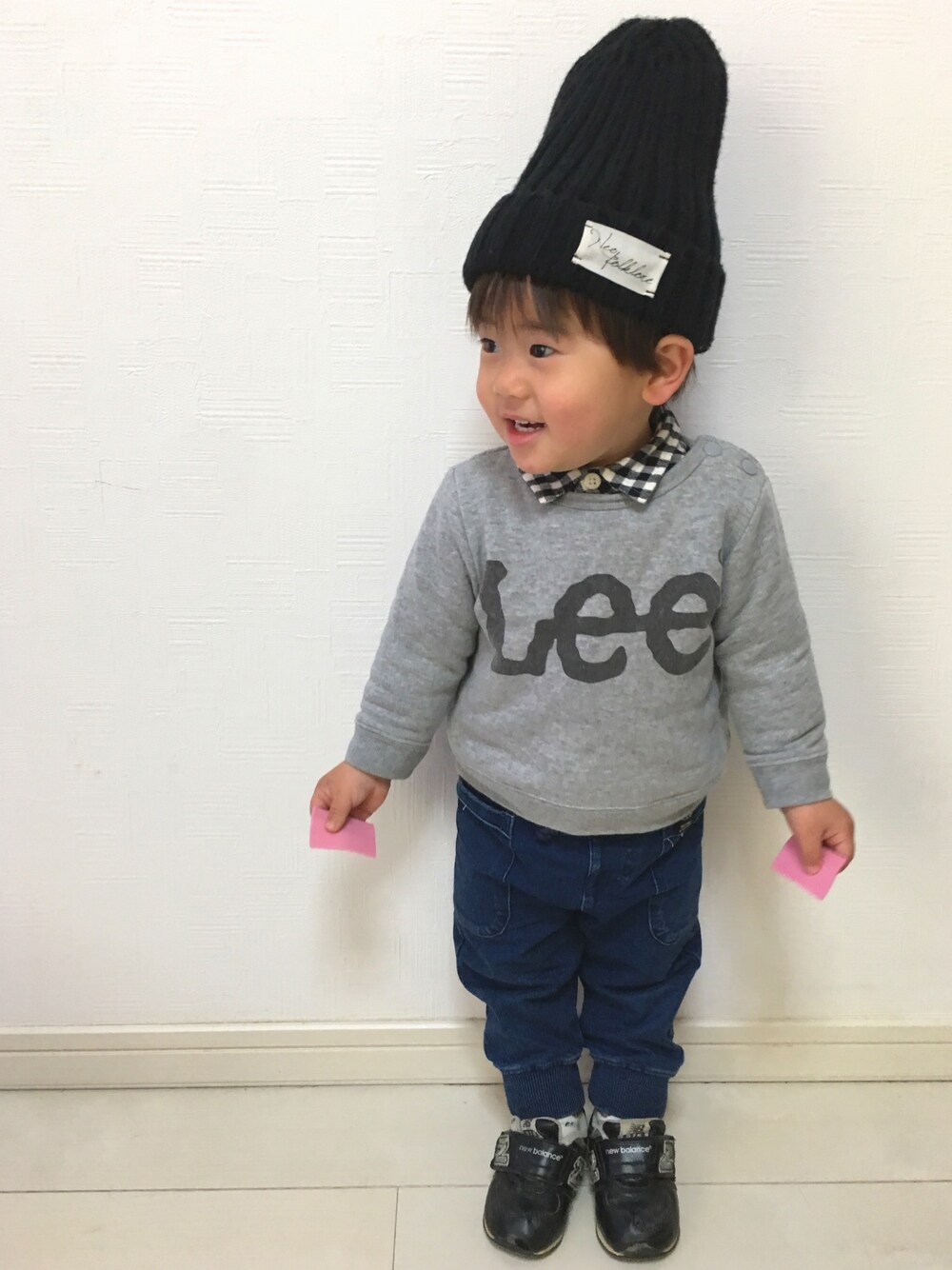 「キッズコーデ、1歳10ヶ月、LEE、スウェット、デニム、ジョガーパンツ、ニット帽、チェックシャツ、ハンドメイドピアス、パールピアス」｜「LeeのLeeロゴ【裏起毛】　プルオーバー（スウェット、グレー系）」を使った、tⅲ♥︎brothersさん（キッズ・70cm）の冬コーディネートの1枚目の写真