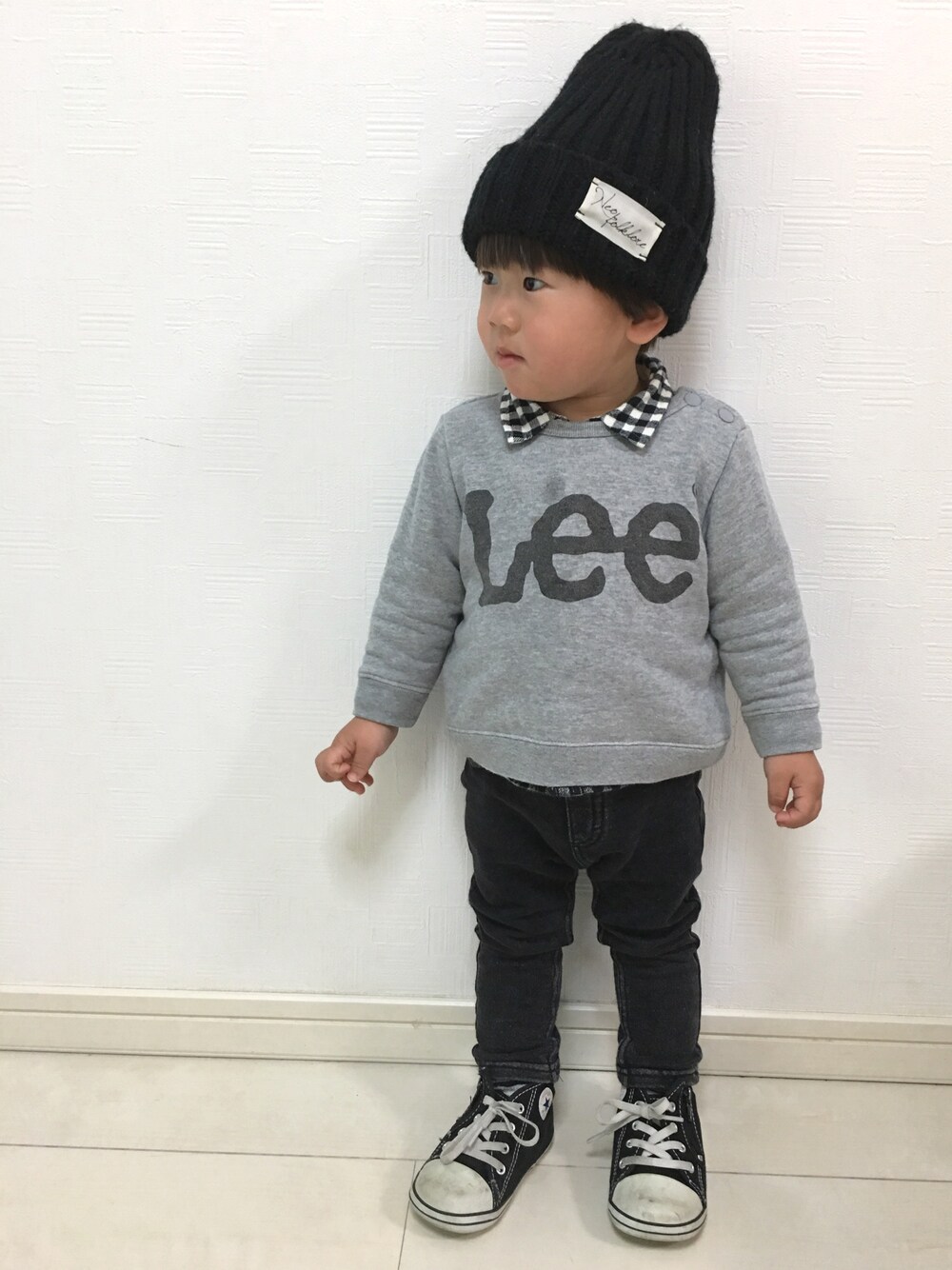 ホワイト系のスウェット、ブラック系のその他パンツ、ブラック系のシャツ/ブラウスを着用したキッズの春コーディネートの1枚目の写真