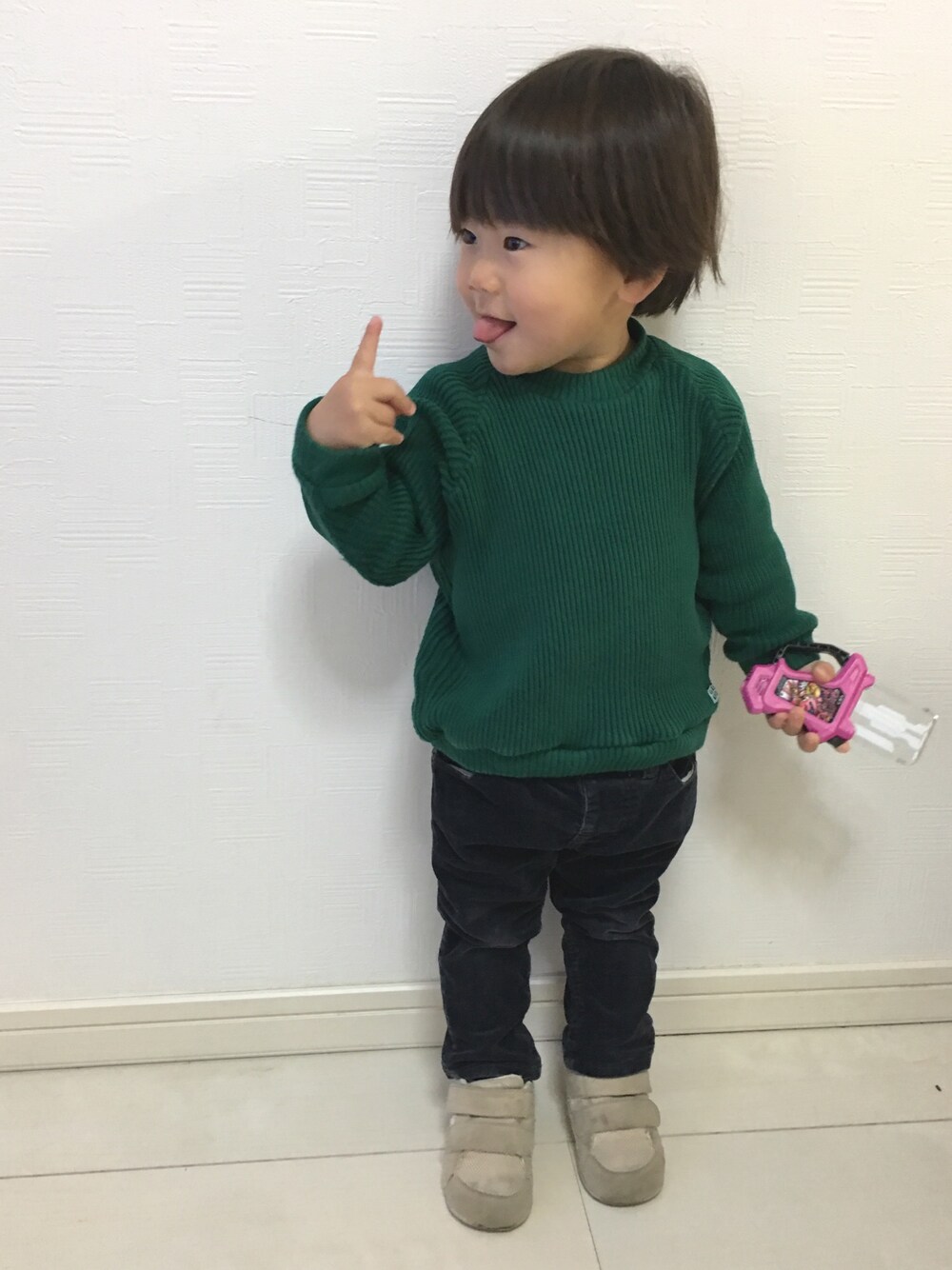 グリーン系のスウェット、ベージュ系のスニーカー、その他のその他を着用したキッズの春コーディネートの1枚目の写真