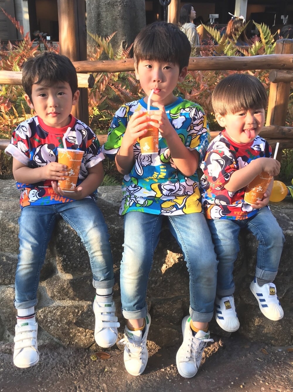 「キッズコーデ、ディズニーコーデ、ディズニーTシャツ、三兄弟、お揃い、おとこのこ、デニムパンツ、adidas originals、adidas、スニーカー」｜「GW旅行のアイテム（Tシャツ/カットソー、その他）」を使った、tⅲ♥︎brothersさん（キッズ・80cm）の春コーディネートの1枚目の写真