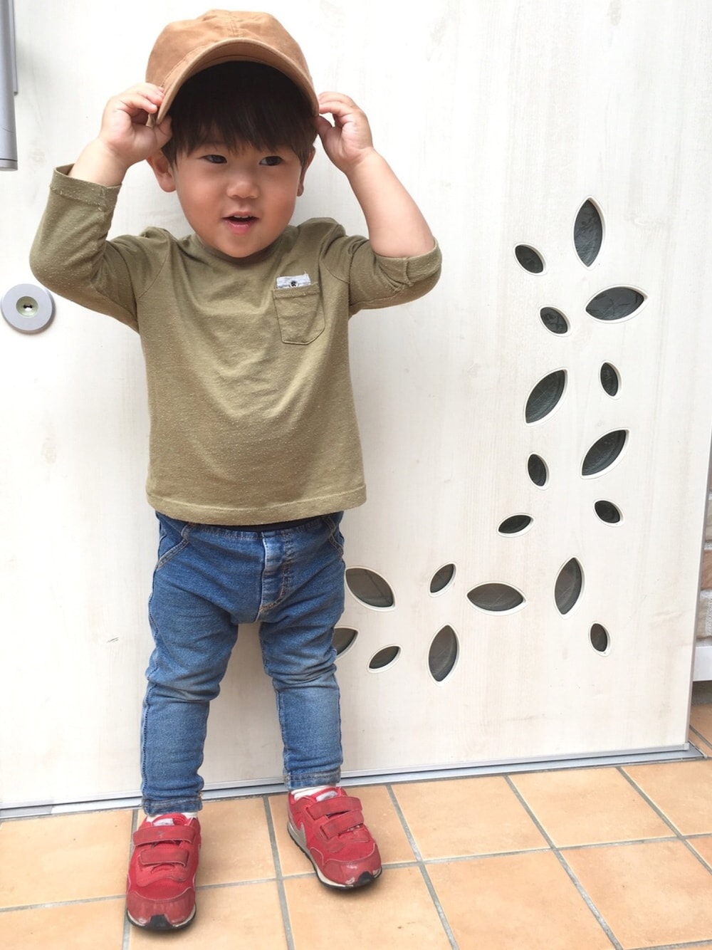 「キッズコーデ、2歳2ヶ月、おとこのこ、カーキ×デニム、差し色(赤)、デニムパンツ、スニーカー、ナイキ、ハンドメイドピアス」｜「ZARA KIDSのアイテム（Tシャツ/カットソー、グリーン系）」を使った、tⅲ♥︎brothersさん（キッズ・80cm）の春コーディネートの1枚目の写真