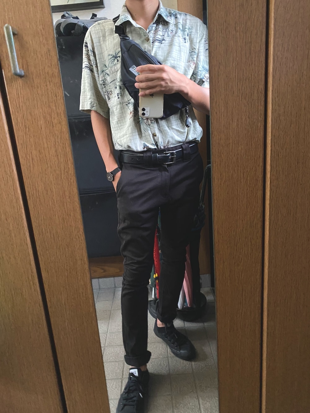 ブラック系のアナログ腕時計を着用したメンズの夏コーディネートの1枚目の写真