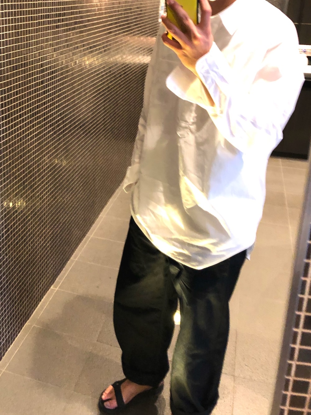 「UNIQLO、UNIQLO U、秋コーデ、ワイドパンツ、ブロードシャツ」｜「UNIQLOのファインクロスストレッチスリムフィットドビーシャツ（レギュラーカラー・長袖）（シャツ/ブラウス、ホワイト系）」を使った、summerさん（メンズ・178cm）の秋コーディネートの1枚目の写真
