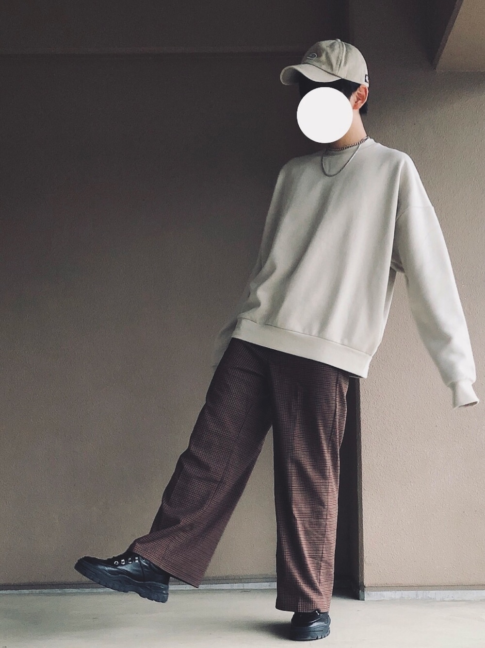 「秋のマイ旬スタイル、スウェット、オーバーサイズ、シンプル、ワイドパンツ、GU、Avail、ISOTOPE、Dickies、ベージュ」｜「ISOTOPEのアイテム（スニーカー、ブラック系）」を使った、summerさん（メンズ・178cm）の秋コーディネートの1枚目の写真