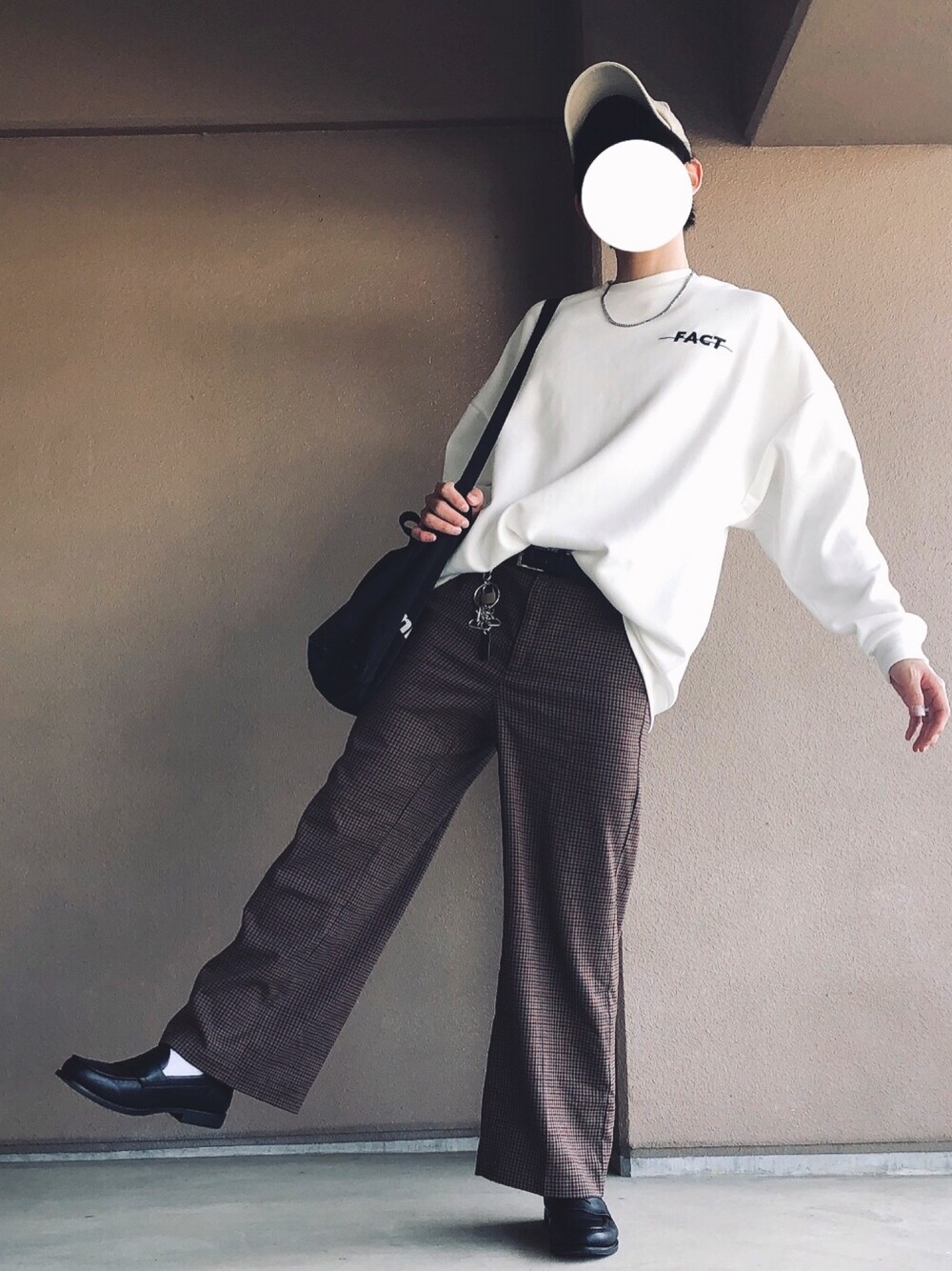 「シンプル、お散歩コーデ、秋のコーデ、ローファー、スウェット、ブラウン、GU、Avail、ニコアンド、Dickies」｜「GUのアイテム（その他パンツ、ブラウン系）」を使った、summerさん（メンズ・178cm）の秋コーディネートの1枚目の写真