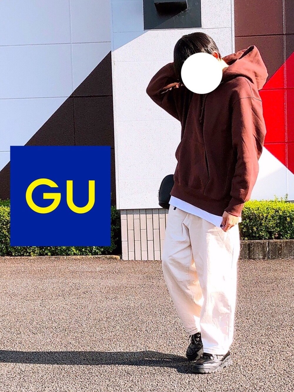 「秋冬コーデ、カジュアル、プチプラ、ビッグシルエット、パーカー、白パンツ、ワイドパンツ、ブラウン、白Tシャツ、GU」｜「ISOTOPEのアイテム（スニーカー、ブラック系）」を使った、summerさん（メンズ・178cm）の秋コーディネートの1枚目の写真
