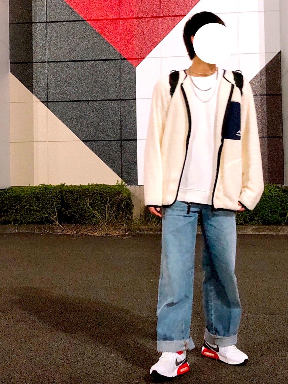 「冬コーデ、ゆるコーデ、ビッグシルエット、白、ファーブルゾン、NIKE、airmax、ワークマン、UNIQLO U、TOMMY HILFIGER」｜「NIKEの【NIKE】 Air Max90 エアマックス 90（スニーカー、レッド系）」を使った、summerさん（メンズ・178cm）の秋コーディネートの1枚目の写真