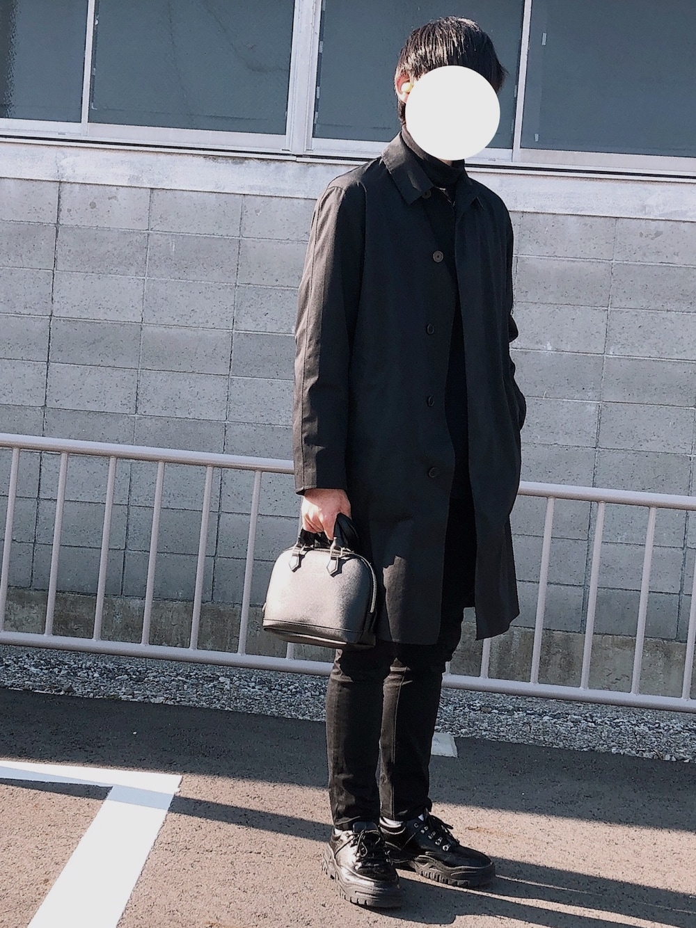 「秋冬コーデ、大人カジュアル、キレイめ、ビックシルエット、タートルネック、モード、黒、コート、GU、UNIQLO」｜「ISOTOPEのアイテム（スニーカー、ブラック系）」を使った、summerさん（メンズ・178cm）の秋コーディネートの1枚目の写真