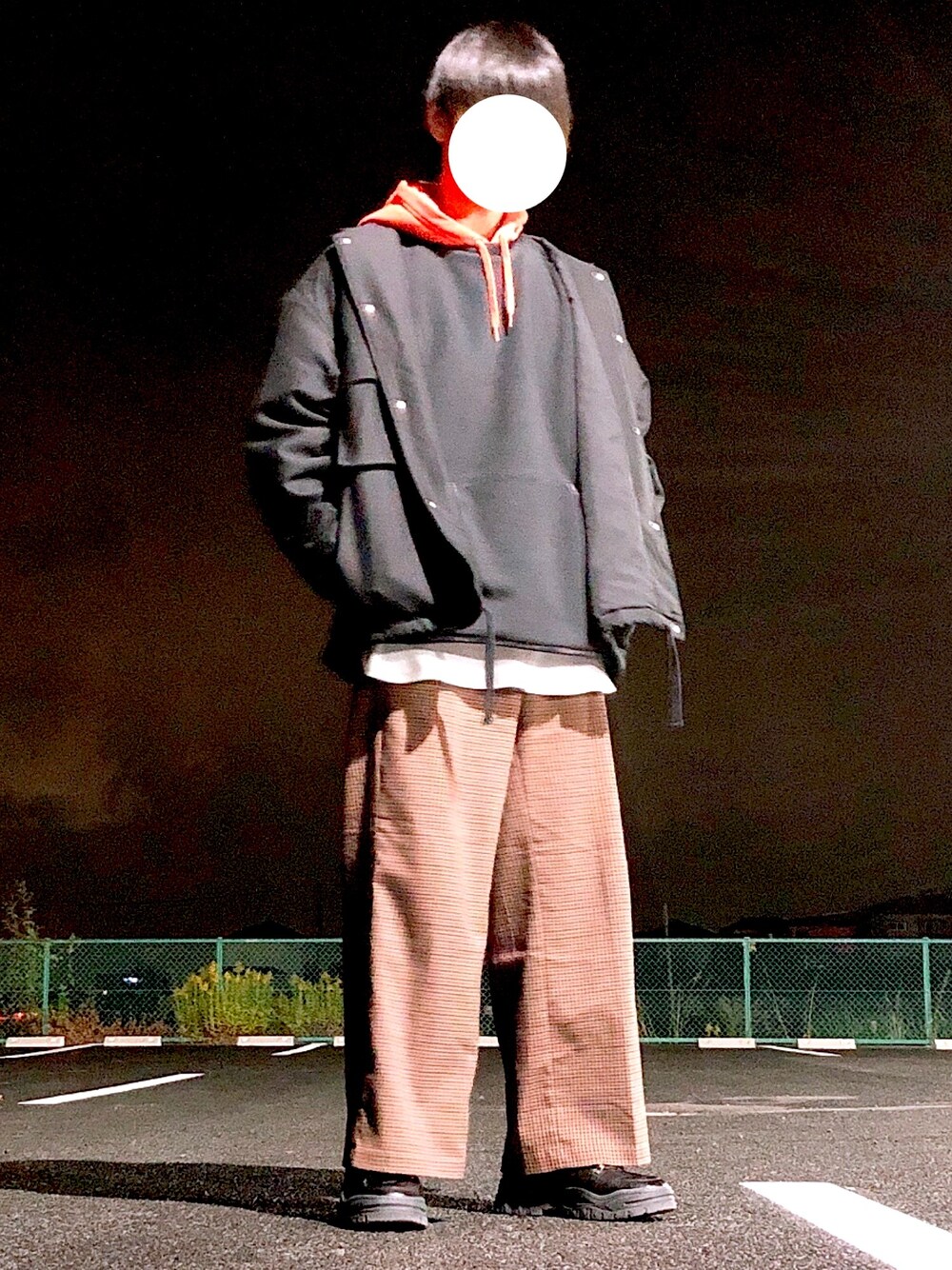 「冬コーデ、ゆるコーデ、きれいめカジュアル、ビックシルエット、ワイドパンツ、チェックパンツ、黒、オレンジ、スニーカー、GU」｜「ISOTOPEのアイテム（スニーカー、ブラック系）」を使った、summerさん（メンズ・178cm）の秋コーディネートの1枚目の写真
