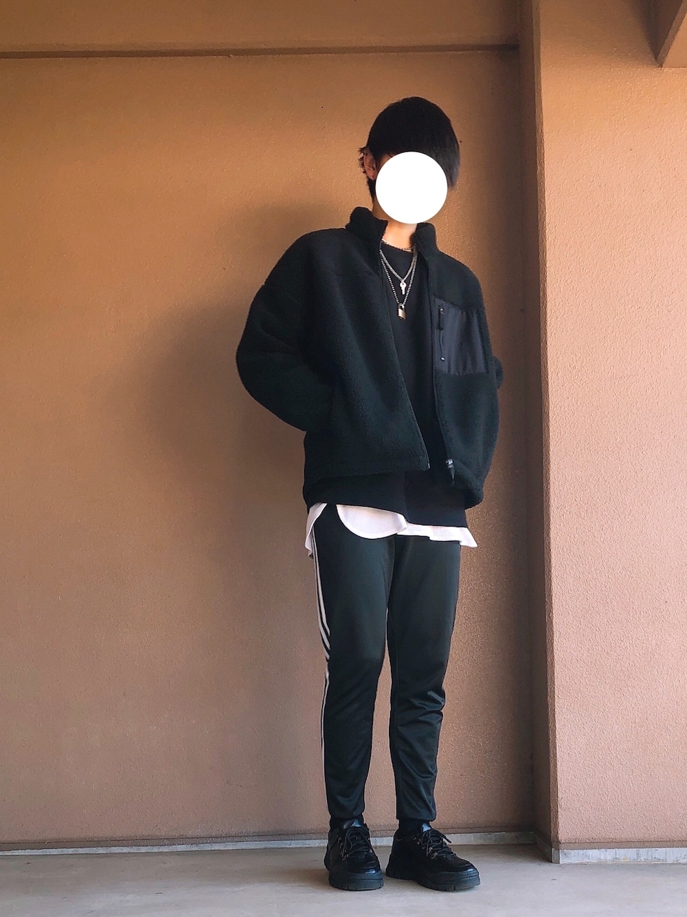 「シンプル、冬コーデ、モノトーン、スポーツミックス、黒、ボア、レイヤードスタイル、トラックパンツ、adidas、GU」｜「ISOTOPEのアイテム（スニーカー、ブラック系）」を使った、summerさん（メンズ・178cm）の冬コーディネートの1枚目の写真