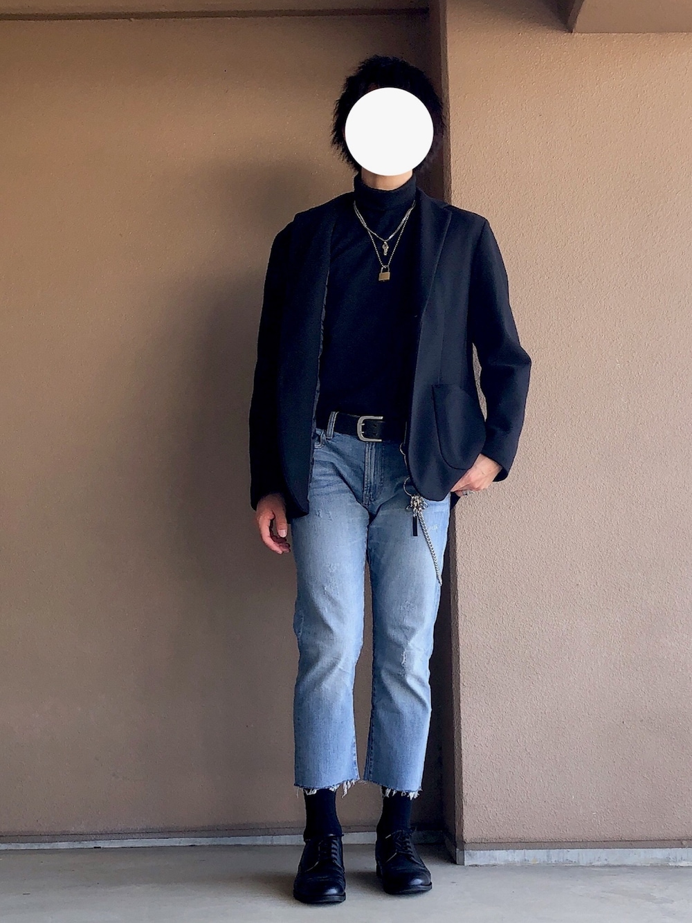 「シンプル、おしゃれさんと繋がりたい、大人コーデ、韓国ファッション、きれいめカジュアル、ダメージデニムパンツ、タートルネック、テーラードジャケット、青、黒」｜「UNIQLOのソフトタッチタートルネックT（長袖）（Tシャツ/カットソー、ブラック系）」を使った、summerさん（メンズ・178cm）の冬コーディネートの1枚目の写真