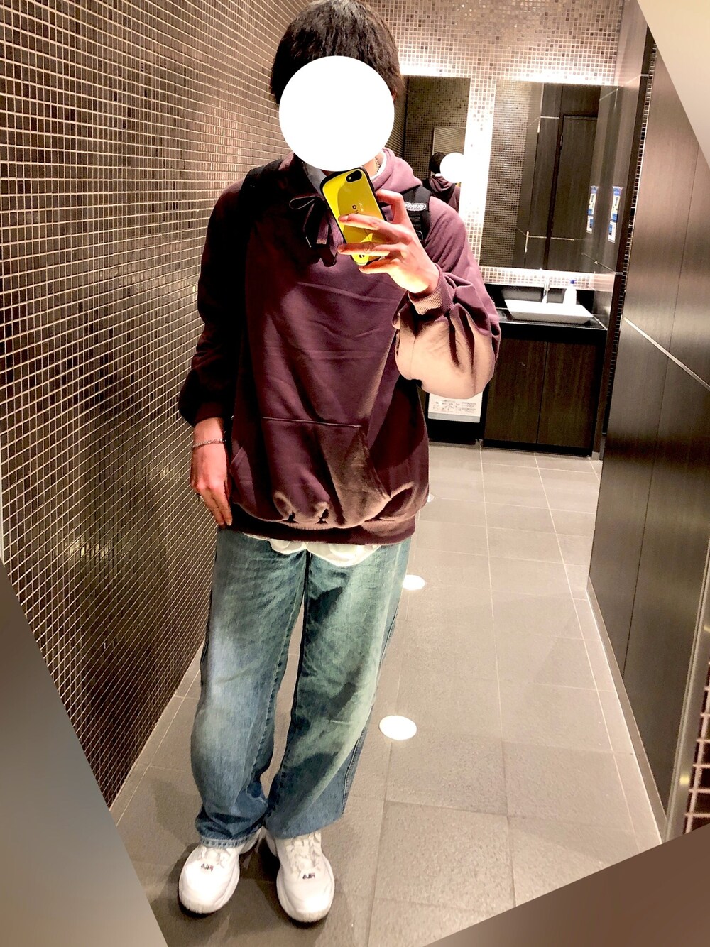 「オーバーサイズ、ストリート、ワイドデニム、シャツスタイル、ダッドスニーカー、ゆるコーデ、大学生、Avail、UNIQLO、FILA」｜「FILAのプロヴィナンス（スニーカー、ホワイト系）」を使った、summerさん（メンズ・178cm）の冬コーディネートの1枚目の写真