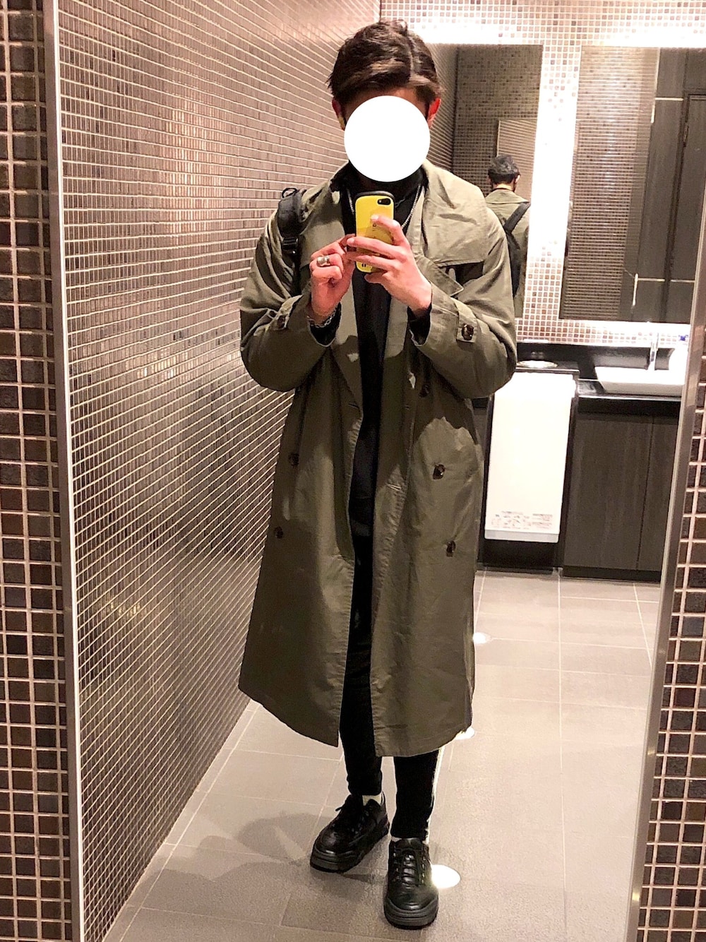 「春コーデ、キレイめ、オールブラック、カーキ、トレンチコート、韓国ファッション、タートルネック、kutir、UNIQLO、GU」｜「ISOTOPEのアイテム（スニーカー、ブラック系）」を使った、summerさん（メンズ・178cm）の冬コーディネートの1枚目の写真