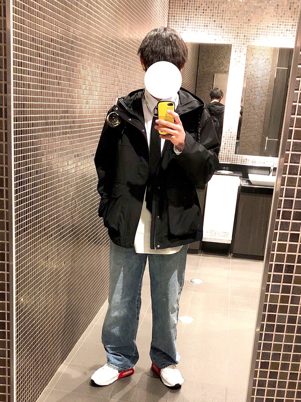 「カジュアルコーデ、はるコーデ、きれいめカジュアル、マウンテンパーカー、ネクタイ、黒、UNIQLO、GU、NIKE、ワイドデニム」｜「NIKEの【NIKE】 Air Max90 エアマックス 90（スニーカー、レッド系）」を使った、summerさん（メンズ・178cm）の春コーディネートの1枚目の写真
