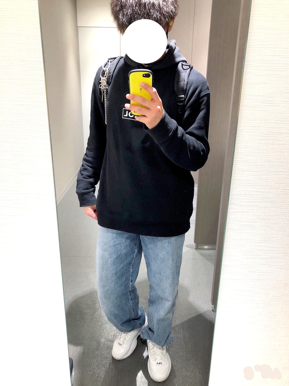 「春めきシューズ、春コーデ、スウェパカ、ゆるコーデ、黒、ワイドデニム、カジュアルコーデ、KANGOL、FILA、Champion」｜「FILAのプロヴィナンス（スニーカー、ホワイト系）」を使った、summerさん（メンズ・178cm）の春コーディネートの1枚目の写真