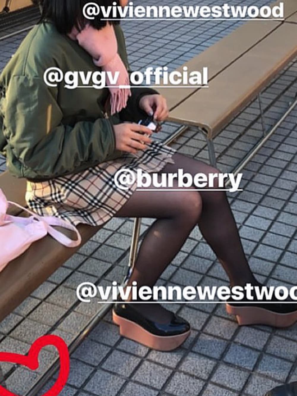 「Vivienne Westwood、g.v.g.v.、burberry、MA-1、ロッキンホース」｜「Vivienne Westwoodのアイテム（マフラー、ピンク系）」を使った、tonechiさん（レディース・155cm）の冬コーディネートの1枚目の写真