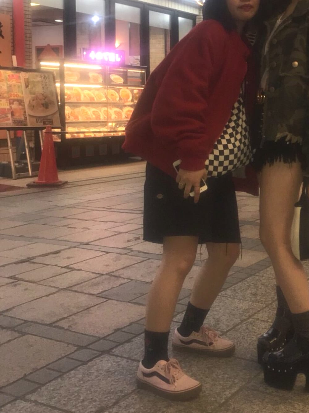 ブラック系のチノパンツ、ピンク系のスニーカー、ブラック系のソックス/靴下を着用したレディースの春コーディネートの1枚目の写真