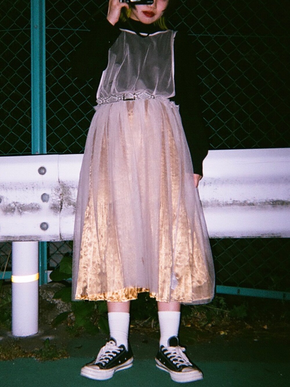 「H&M、carnebollente、converse、Chuck Taylor、lilLilly、古着、チュールワンピ、イエロー、ゴールド」｜「H&Mのアイテム（ワンピース、ベージュ系）」を使った、tonechiさん（レディース・155cm）の春コーディネートの1枚目の写真
