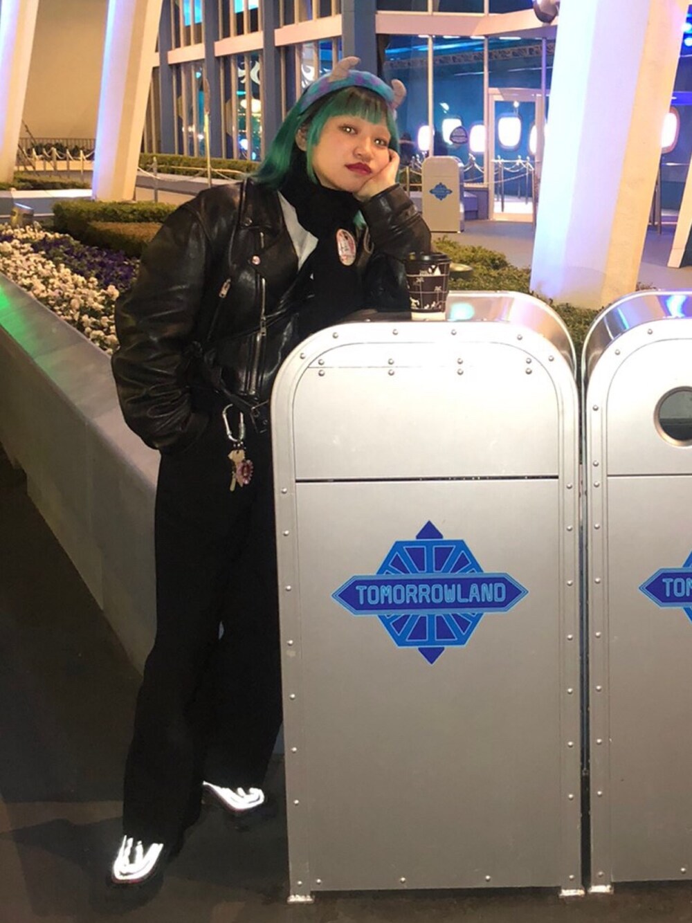 ブラック系のライダースジャケット、ブラック系のスニーカー、ブラック系のマフラーを着用したレディースの春コーディネートの1枚目の写真