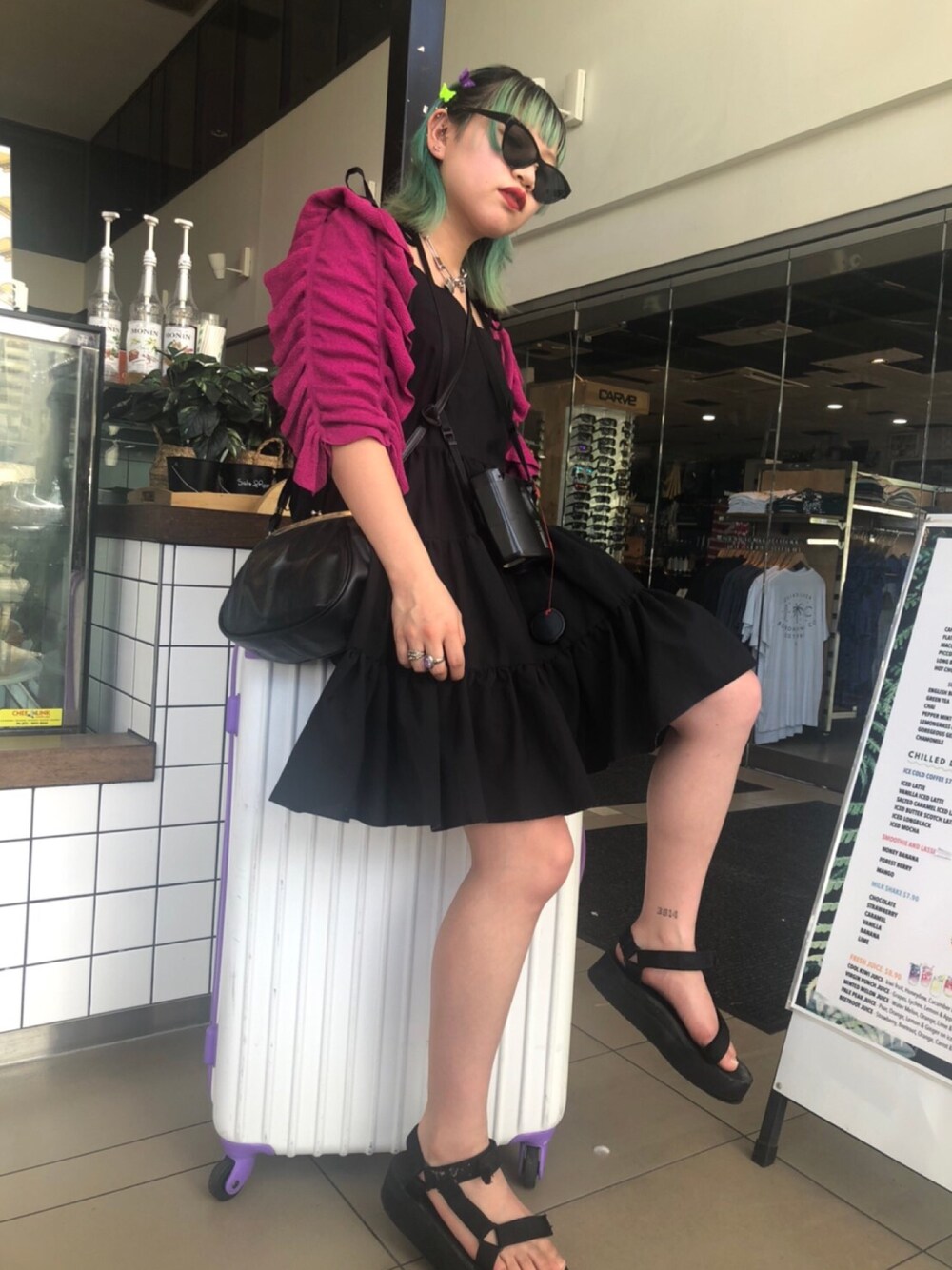 「ZARA、teva、サングラス、卒業旅行」｜「TevaのTeva FLATFORM UNIVERSAL（サンダル、ブラック系）」を使った、tonechiさん（レディース・154cm）の春コーディネートの1枚目の写真