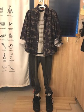 「PULL&BEAR（プルアンドベア）のアイテム（Tシャツ/カットソー）」を使った、Hung Linさん（メンズ・172cm）の冬コーディネート