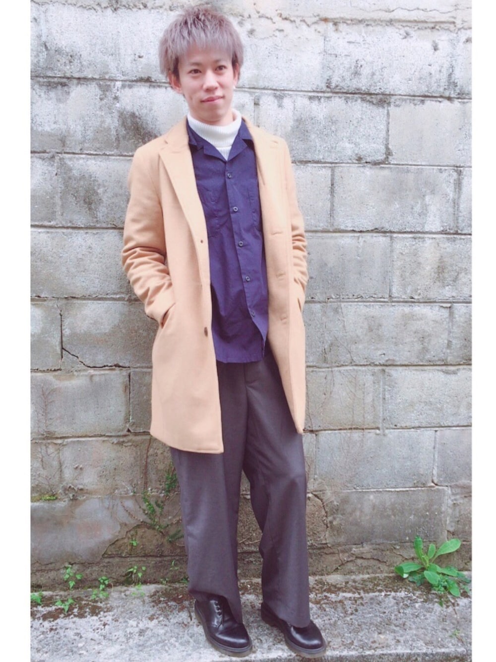 「おしゃれさんと繋がりたい、チェスターコート、プチプラ、パパコーデ、お父さん、ワイドパンツ、ootd、低身長、Dr.Martens、開襟シャツ」｜「LUXSTYLEのアイテム（ニット/セーター、ホワイト系）」を使った、よーりーさん（メンズ・168cm）の冬コーディネートの1枚目の写真