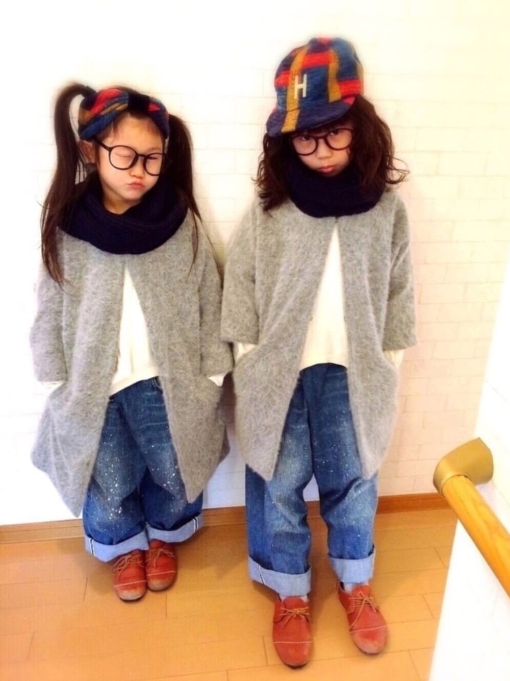 グレー系のその他アウター、ブルー系のカーディガン/ボレロ、ブラウン系のその他シューズを着用したキッズの冬コーディネートの1枚目の写真