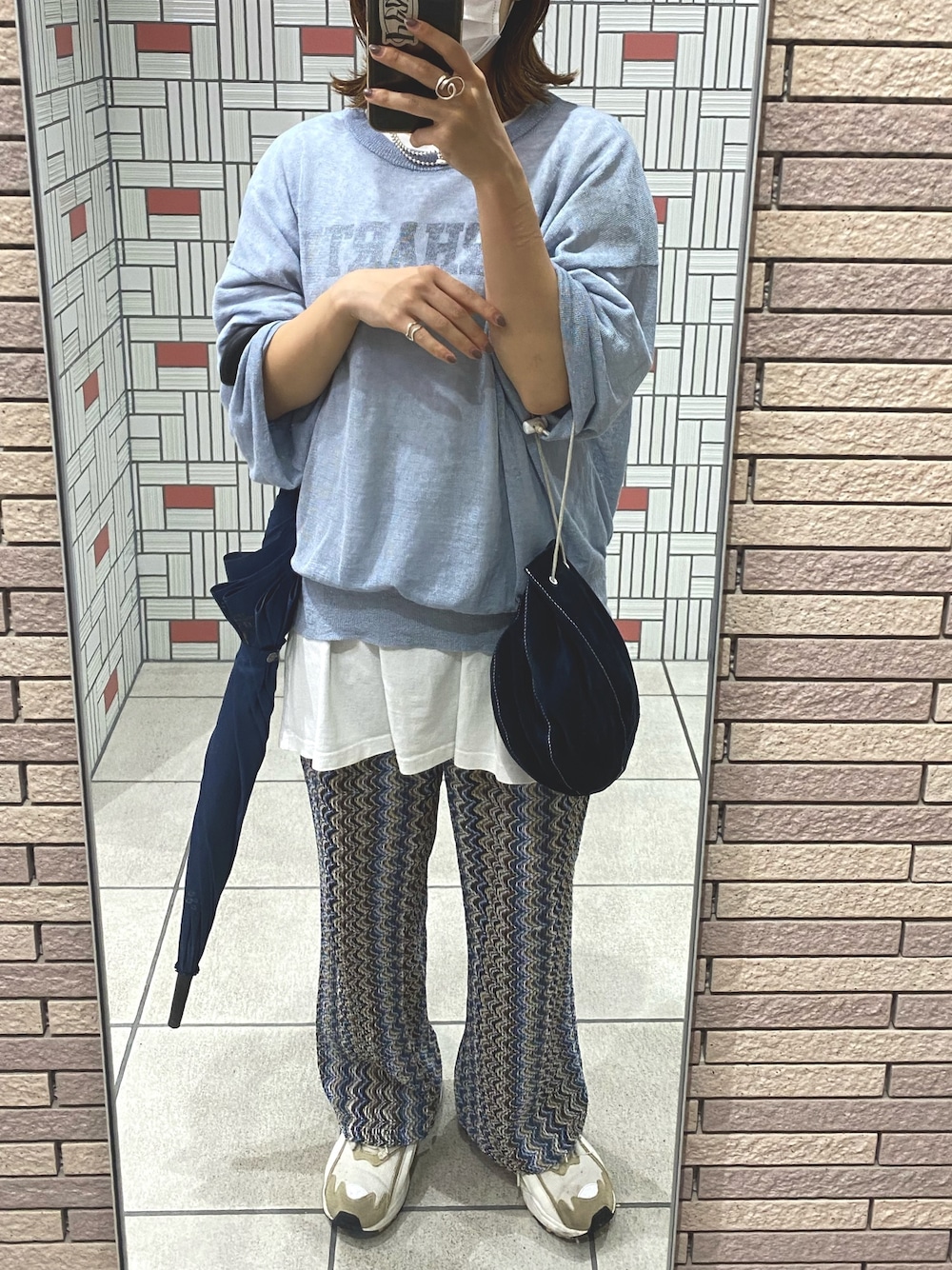 「カジュアル、ストリート、スニーカー、低身長コーデ、レイヤードスタイル、Hender Scheme、巾着バッグ」｜「URBAN RESEARCH DOORSのアイテム（パンツ、ブルー系）」を使った、emariさん（レディース・152cm）の夏コーディネートの1枚目の写真