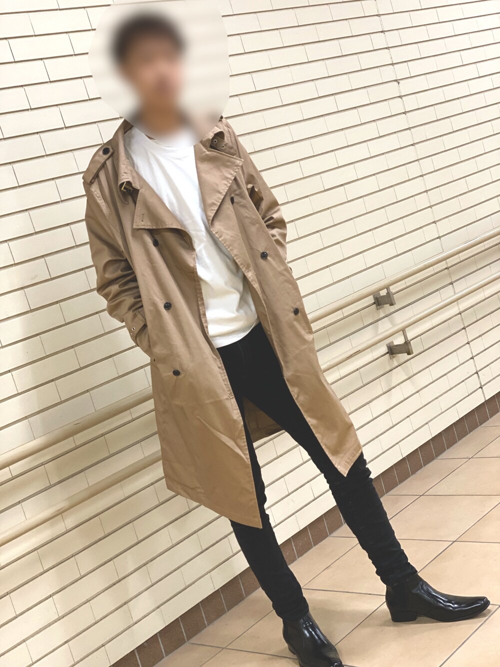 「８(eight)のトレンチコート ダブル ロング コート コットン（トレンチコート、ベージュ系）」を使った、yuchirikonさん（メンズ・191cm）の秋コーディネートの1枚目の写真