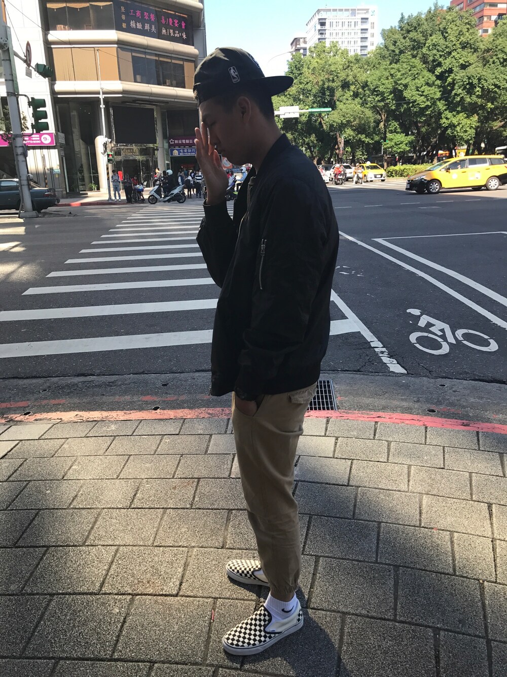 「VANSのアイテム（シューズ、ホワイト系）」を使った、龔慶峰さん（メンズ・185cm）の春コーディネートの1枚目の写真