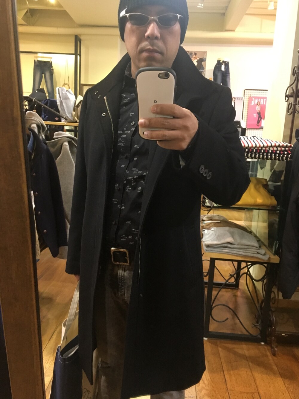 「Diesel、コムサ、ロングコート、ダメージデニムパンツ」｜「COMME CA MENのアイテム（その他アウター、ブラック系）」を使った、やすさん（メンズ・173cm）の冬コーディネートの1枚目の写真