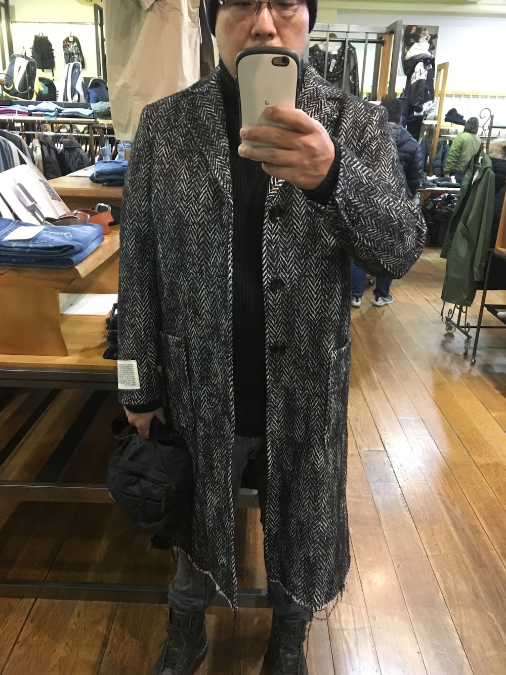 「Diesel、Dr.Martens、チェスターコート」｜「DIESELのMEN'Sウィンタージャケット（チェスターコート、ブラック系）」を使った、やすさん（メンズ・173cm）の冬コーディネートの1枚目の写真