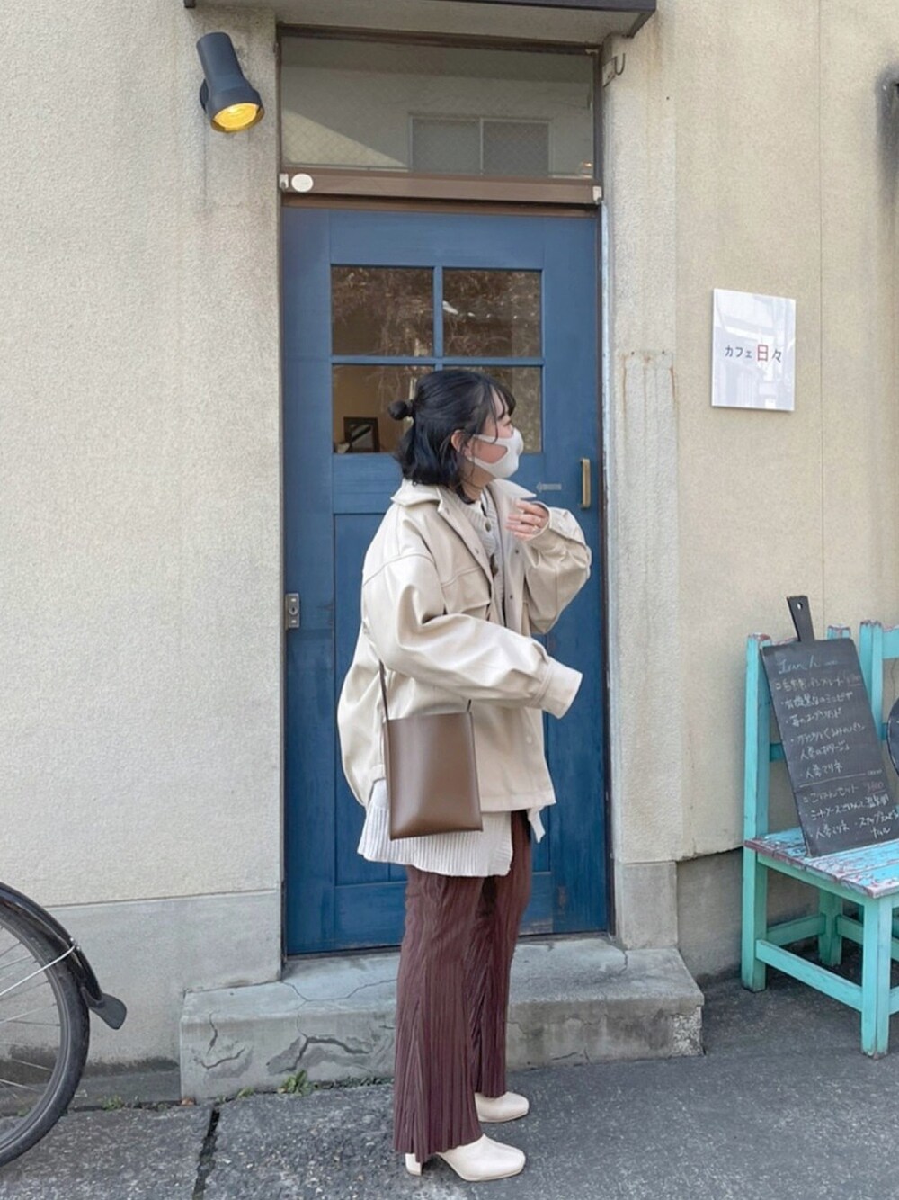 「カフェ、カフェコーデ、リエディ(Re:EDIT)、GRL、LOWRYSFARM」｜「GRLのストレッチレザーショートブーツ（ブーツ、ホワイト系）」を使った、kitttencodeさん（レディース・150cm）の冬コーディネートの1枚目の写真