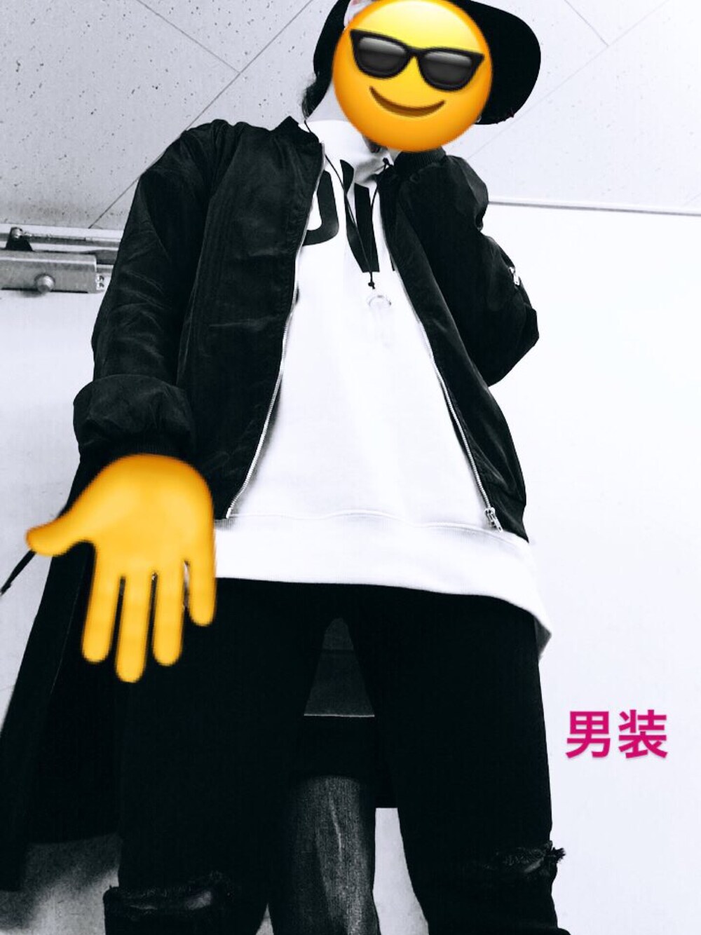 「outfit、winter wearing、男装、AZUL by moussy、casual、ボーイッシュ、baseball jacket、スカジャン、モノクロコーデ、ロック」｜「no brandのアイテム（スタジャン、ブラック系）」を使った、HANオミさん（レディース・151cm）の冬コーディネートの1枚目の写真