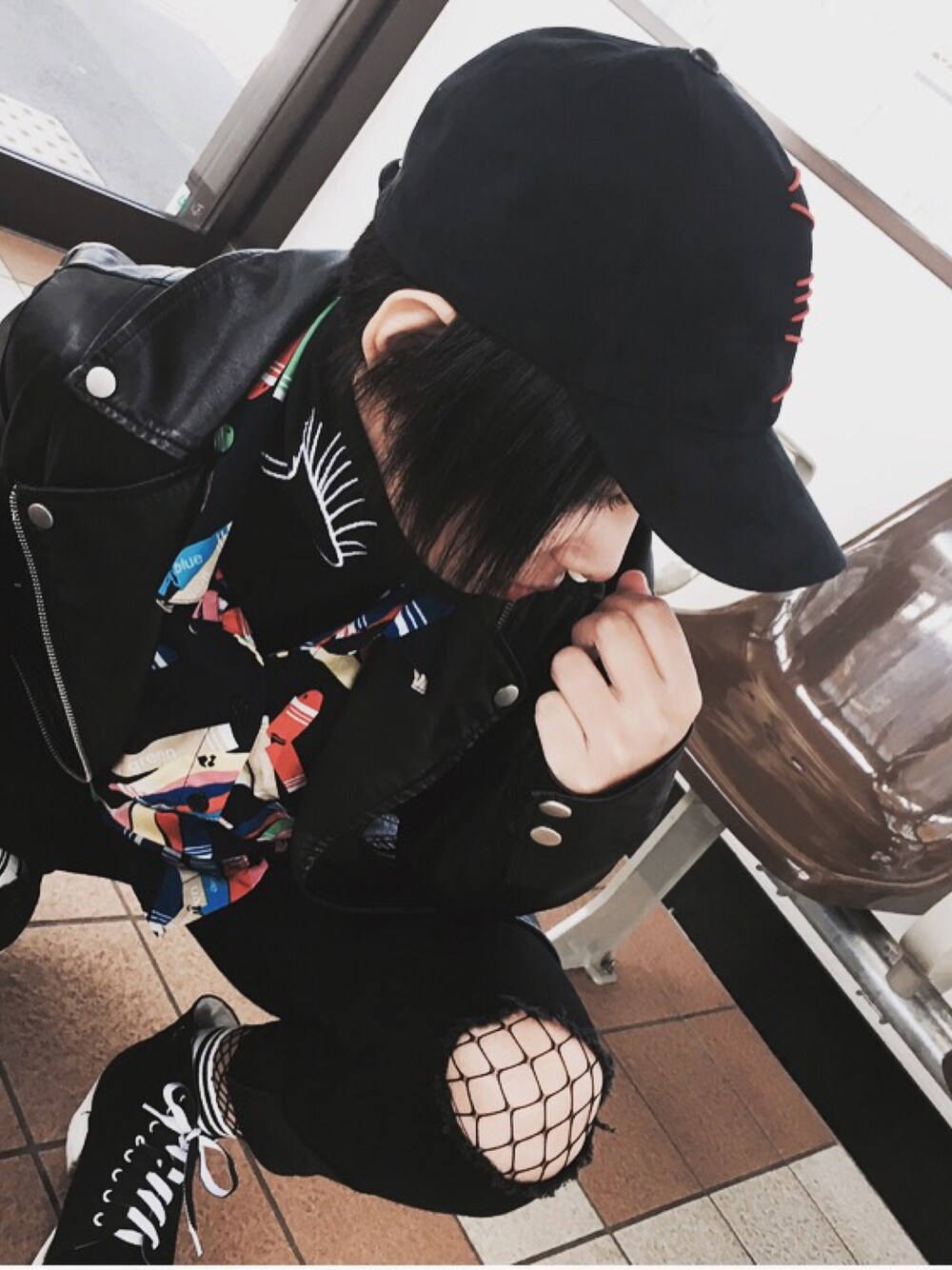 「winter、eyesshirt、colourful、crayon、rock、punk、letherjacket、ALL BLACK」｜「彼氏がくれたのアイテム（キャップ、ブラック系）」を使った、HANオミさん（レディース・151cm）の秋コーディネートの1枚目の写真