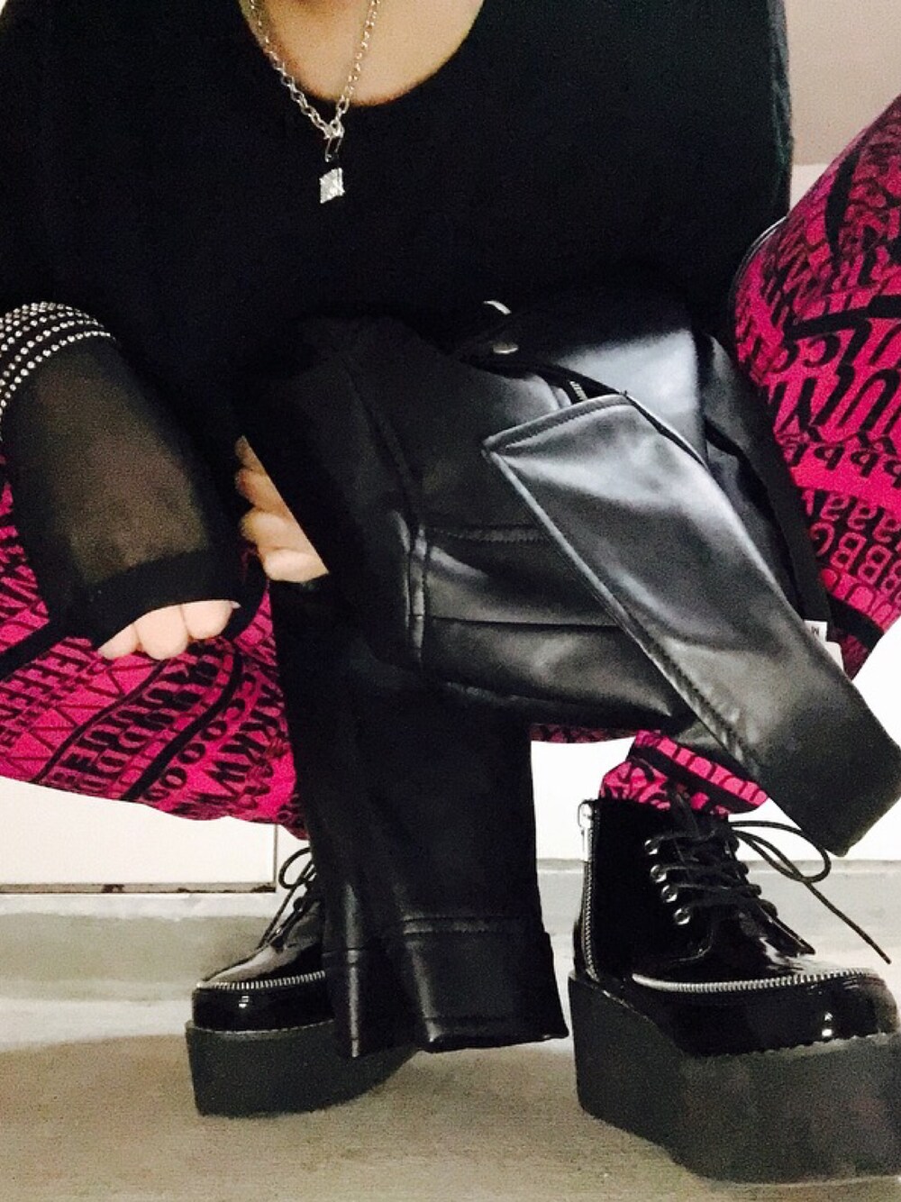 「winter、punk、Sex Pistols、SidVicious、openthedoor、morethandope、anotheryouth、99％IS-、BAJOWOO、99」｜「AZUL by moussyのアイテム（ライダースジャケット、ブラック系）」を使った、HANオミさん（レディース・151cm）の秋コーディネートの1枚目の写真