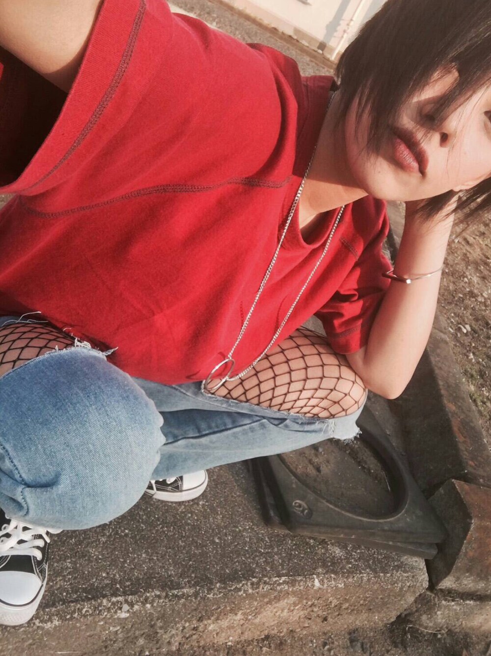「girl、summer、VINTAGE、90’s、sporty、beach、Boyfriend Jeans、punk、morethandope、openthedoor」｜「UNIQLOのアイテム（Tシャツ/カットソー、レッド系）」を使った、HANオミさん（レディース・151cm）の秋コーディネートの1枚目の写真